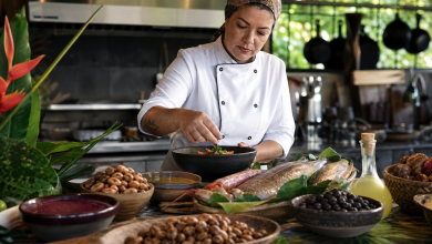Chef prepara pratos da gastronomia do Amapá com ingredientes amazônicos em cozinha profissional