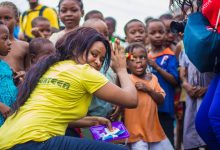 Crianças e voluntários participam de uma atividade comunitária ao ar livre.