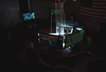 Equipe de profissionais de cibersegurança trabalha diante de computadores em uma sala de monitoramento.