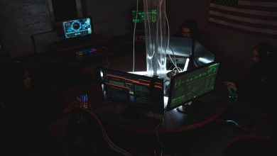 Equipe de profissionais de cibersegurança trabalha diante de computadores em uma sala de monitoramento.