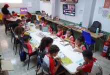 Crianças participam de uma atividade de leitura em uma biblioteca comunitária em Glória do Goitá, Pernambuco.