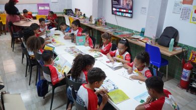 Crianças participam de uma atividade de leitura em uma biblioteca comunitária em Glória do Goitá, Pernambuco.