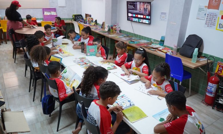 Crianças participam de uma atividade de leitura em uma biblioteca comunitária em Glória do Goitá, Pernambuco.