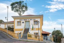 Edifício histórico de uma Câmara Municipal, com arquitetura colonial sob céu azul.