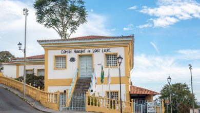 Edifício histórico de uma Câmara Municipal, com arquitetura colonial sob céu azul.