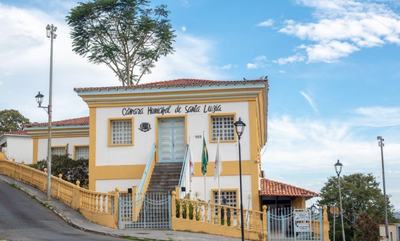 Edifício histórico de uma Câmara Municipal, com arquitetura colonial sob céu azul.